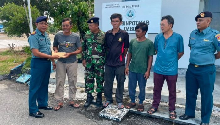 Lanal Dabo Singkep Berikan Tali Asih Kepada ABK KM Handayani Korban Kecelakaan Laut