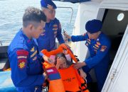 Kapal Patroli Jadi Penyelamat, Polairud PMJ Evakuasi Lansia Sakit ke Puskesmas