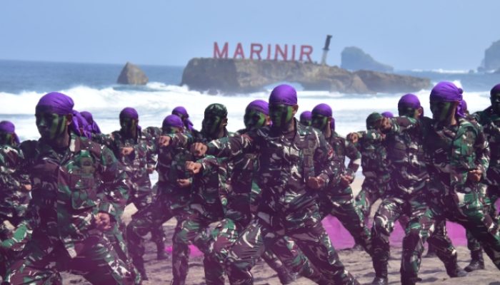 JEJAK PANJANG PARA KESATRIA AMFIBI, PANGKORMAR KUKUHKAN 947 PRAJURIT PETARUNG DENGAN BARET UNGU