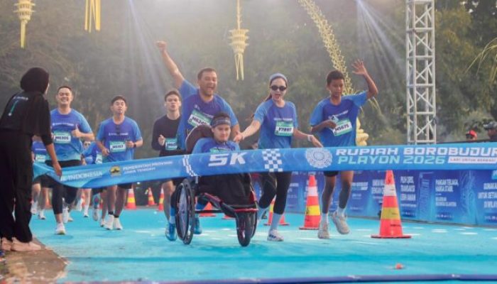 Gubenur Jateng Dorong Kursi Roda Putranya Hingga Garis Finis di Rupiah Borobudur Playon 2026