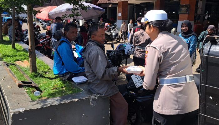 Wujud Kepedulian, Polwan Polres Bengkulu Utara Gelar Jumat Berkah di Pasar Purwodadi