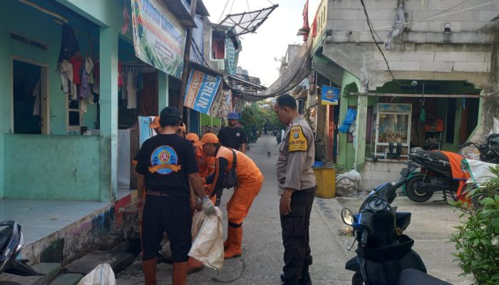 JAGA JAKARTA+ | Polisi Bersama Warga Kerja Bakti, Perkuat Kebersihan Lingkungan dan Kamtibmas di Kamal Muara