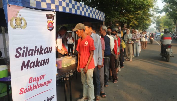 Jum’at Berkah, Polres Lebak Bagikan Makanan Gratis kepada Masyarakat