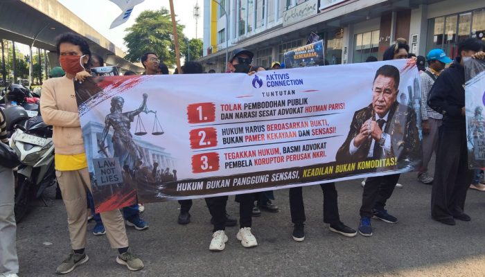 Ratusan Massa Geruduk Kantor Hotman Paris di Kelapa Gading, Polisi Siaga Amankan Aksi Unjuk Rasa