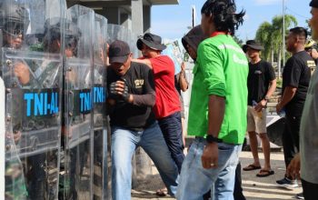 Aksi Unjuk Rasa Berujung Memanas, Prajurit Lanal Dumai Tunjukkan Profesionalisme Dalam Mengendalikan Aksi Massa