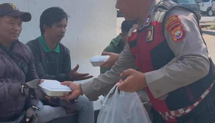‎Sinergi Humanis, Polres Bengkulu Utara Bagikan Bantuan untuk Pekerja Lapangan di Pasar Purwodadi
