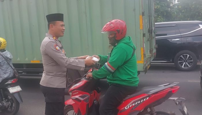 Polsek Kelapa Gading Bagikan 50 Nasi Kotak kepada Ojol dan Warga dalam Program Jumat Peduli