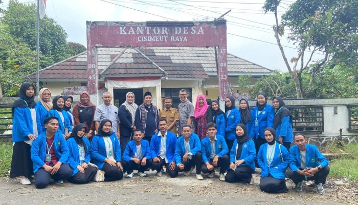 Kepala Desa Cisimeut Raya Apresiasi Pengabdian Mahasiswa KKN STKIP ARRAHMANIAH Depok di Acara Penutupan