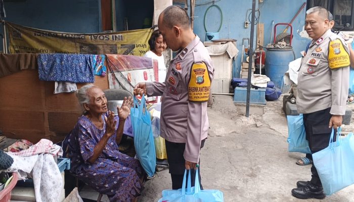 Polsek Metro Penjaringan Salurkan 165 Paket Bansos dari Kapolda Metro Jaya di Slum Area Pejagalan
