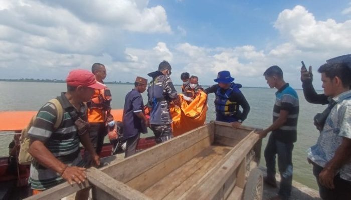 Respons Cepat Pos TNI AL Selatpanjang Bersama Tim SAR Gabungan Berhasil Temukan Korban Terakhir Kapal Karam di Perairan Mengkikip Kepulauan Meranti