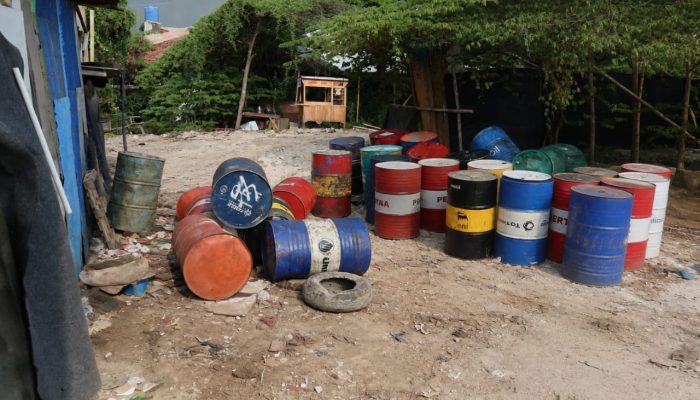 Aktivitas Mencurigakan di Rawa Buaya, Warga Minta Polisi Periksa Gudang Diduga Tempat Oli Palsu