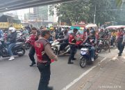 Polsek Metro Penjaringan Bagikan 200 Bendera Merah Putih kepada Pengguna Jalan Sambut HUT RI ke-81