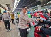 Polsek Kelapa Gading Perketat Penyekatan, Bagikan 140 Bendera Merah Putih kepada Pengendara di TL Coca-Cola Kelapa Gading
