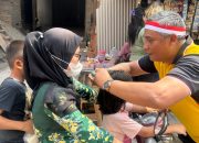 Polsek Koja Bangkitkan Semangat Kemerdekaan, Bagikan 100 Pita Merah Putih kepada Pengendara