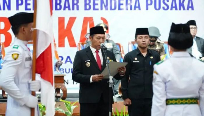 ‎Bupati Tapanuli Utara Kukuhkan 17 Anggota Paskibraka untuk HUT ke-81 Kemerdekaan RI