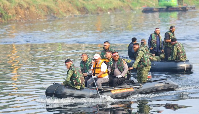 Pangdam Jaya, Kapolda Metro Jaya dan Pemprov DKI Bersih-Bersih Sungai Bersama Masyarakat