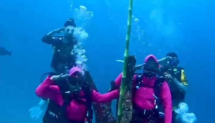 Semarak HUT RI ke-81, Polsek Sukakarya Bersama Keuchik Gp.Iboih Kibarkan Merah Putih di Bawah Laut