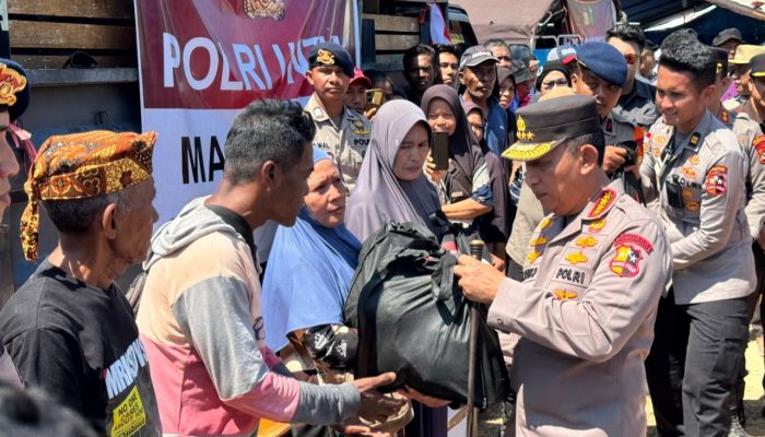 Polri Perkuat Penanganan Gempa NTT, Kapolri Tinjau Lokasi Terdampak dan Serahkan Bantuan