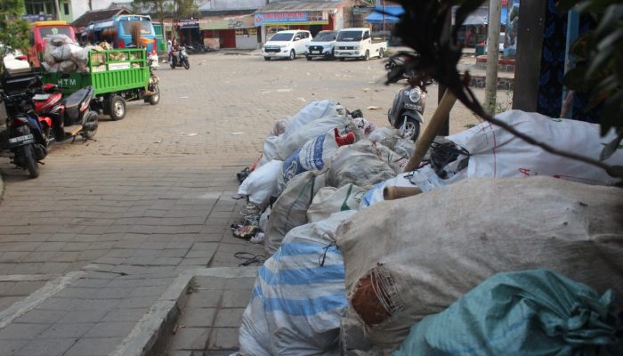 ‎Musim Durian Tiba, Sampah di Terminal Ciboleger Melonjak Empat Kali Lipat