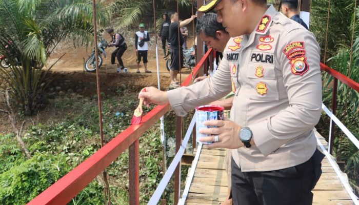 Aksi Nyata Polri dan Masyarakat: Gotong Royong Perbaiki Jembatan di Desa Dusun Curup