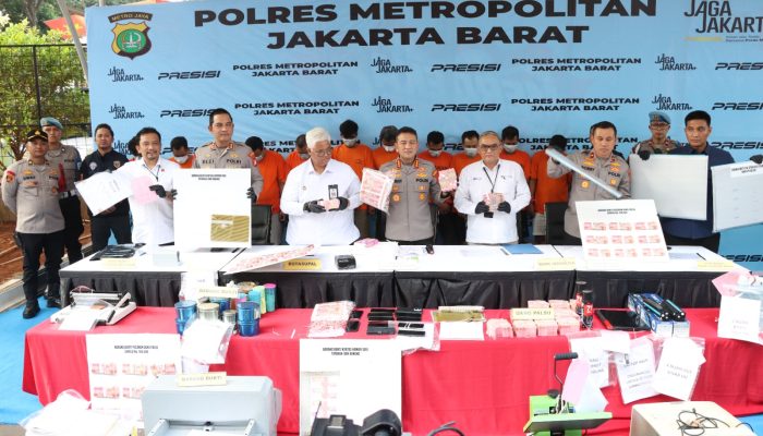 Polres Jakbar dan Polsek Metro Tamansari Bongkar Sindikat Uang Palsu, 11 Tersangka Ditangkap dan 15.610 Lembar Upal Hingga Alat Cetak Disita