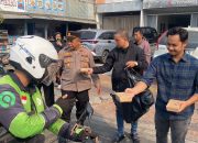 Polsek Tambora Bagikan 100 Paket Nasi Kotak kepada Warga