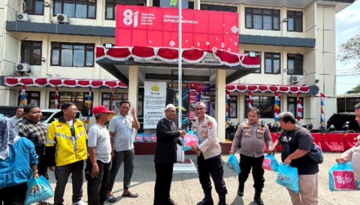 Polsek Koja Salurkan Bansos untuk Warga, Kapolsek Ajak Perkuat Keamanan Lingkungan