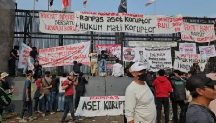 ‎Aksi Massa 27 Agustus di Gedung DPR RI Desak Pengesahan RUU Perampasan Aset, Belasan Ribu Personel Keamanan Disiagakan