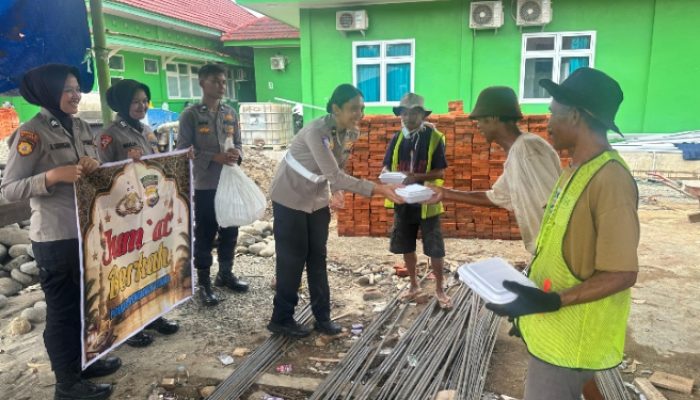 Aksi Humanis Polwan dan Sat Samapta Polres Bengkulu Utara Gelar “Jum’at Berkah” Sapa Tukang Becak hingga Warga Pengantre BBM