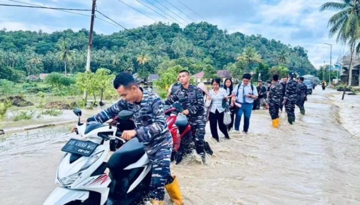 Pangkalan TNI AL Nias Gerak Cepat Bantu Warga Terdampak Banjir di Teluk Dalam Nias Selatan