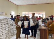914 KPM di Desa Bojongmenteng Terima Bantuan Beras Bulog