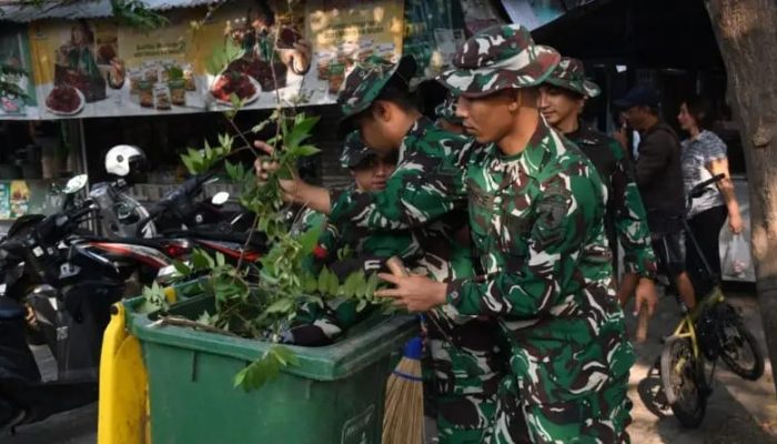 ‎TNI Bersama Masyarakat Bersihkan Pasar Madiun, Pedagang Sambut Positif