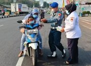 Denpom Lanal Banten Bagikan Masker Bebas Biaya Bagi Warga Terdampak Abu Vulkanik di Pelabuhan Merak