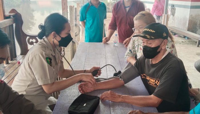 Hadir di Tengah Krisis: Polda Kalbar Gelar Bakti Kesehatan dan Salurkan Air Bersih Bagi Warga