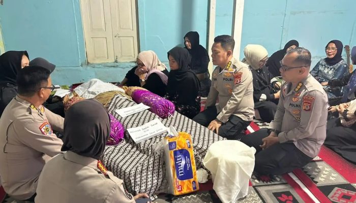 Irwasda Polda Maluku Melayat ke Rumah Duka Almarhum Aipda Ahmad Saiful Junus