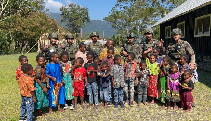 Dari Pos Kulirik ke Gereja Dondobaga, Personel Damai Cartenz Sapa Anak-Anak Sekolah Minggu