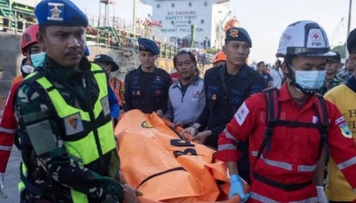 Perkuat Sinergi Lintas Sektor, Lanal Banjarmasin Bersama Tim SAR Gabungan Evakuasi Korban KM Virgo Transport 8