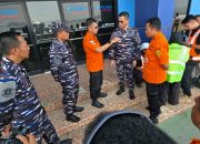 Sinergi TNI AL dan Basarnas, Lanal Banjarmasin Kawal dan Serahkan Barang Bukti KM Virgo Transport 8