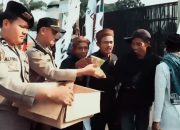 Pelayanan Humanis, Polisi Berbagi Roti dan Air di Tengah Aksi