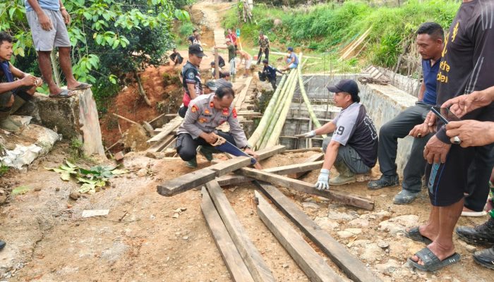 Respon Cepat Kurang dari 24 Jam, Polsek Lebakgedong Bersama Warga Bangun Jembatan Sementara