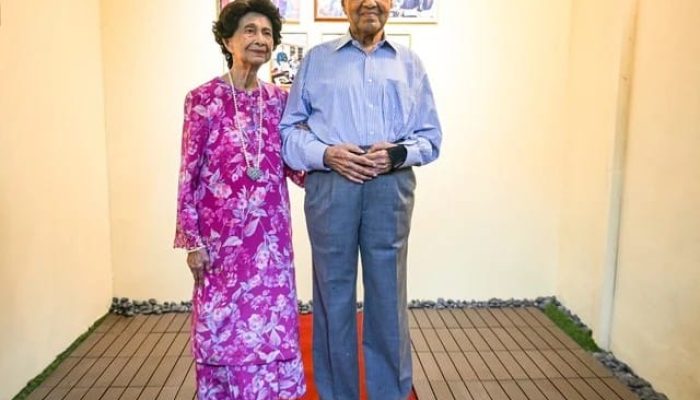 Istri mantan Perdana Menteri Malaysia Mahathir telah meninggal dunia pada usia 100 tahun.