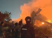 Brimob Polda Metro Jaya Bantu Amankan Lokasi Kebakaran Lapak Limbah di Bekasi