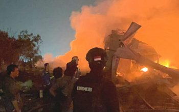 Brimob Polda Metro Jaya Bantu Amankan Lokasi Kebakaran Lapak Limbah di Bekasi