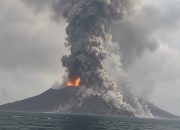 GUNUNG ANAK KRAKATAU ERUPSI LAGI PAGI INI, STATUS SIAGA DAN RADIUS AMAN 3 KM TETAP BERLAKU