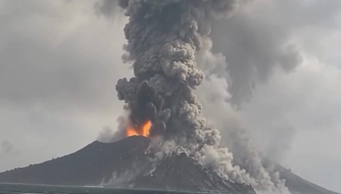 GUNUNG ANAK KRAKATAU ERUPSI LAGI PAGI INI, STATUS SIAGA DAN RADIUS AMAN 3 KM TETAP BERLAKU
