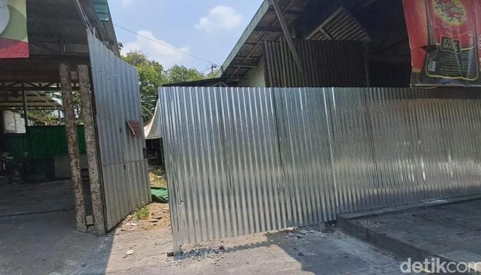 PT KAI Pasang Pagar Seng Lahan Sengketa Stasiun Jebres Solo