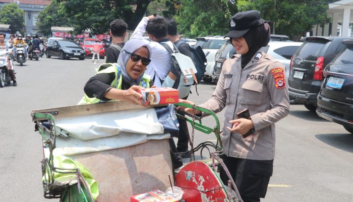 Polwan Polres Lebak Laksanakan Pengamanan Sholat Jum’at dan Bakti Sosial Bagikan Nasi Kotak kepada Warga