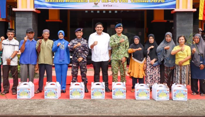 Lanal Bintan Salurkan 300 Paket Sembako Sambut HUT TNI