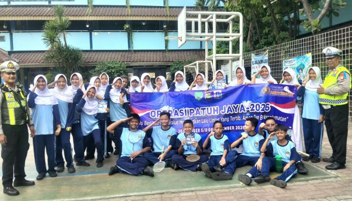 Satlantas Metropolitan Jakarta Barat Sosialisasikan Operasi Patuh Jaya 2026 Disejumlah Traffic Light dan Tempat Keramaian