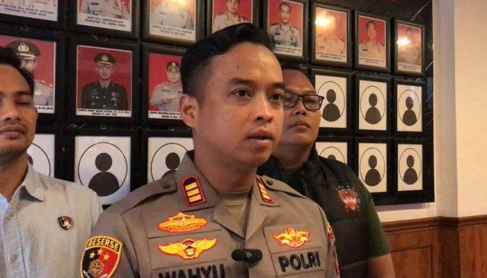 Respons Cepat Laporan 110, Polsek Tambora Dampingi Warga Sakit ke RSUD Tamansari